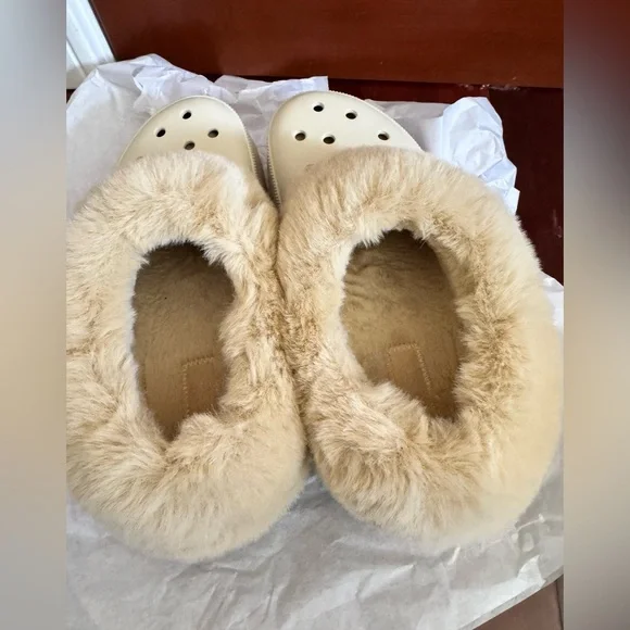 Crocs women’s Faux Fur Lined Clogs in Cream - Picture 3 of 5